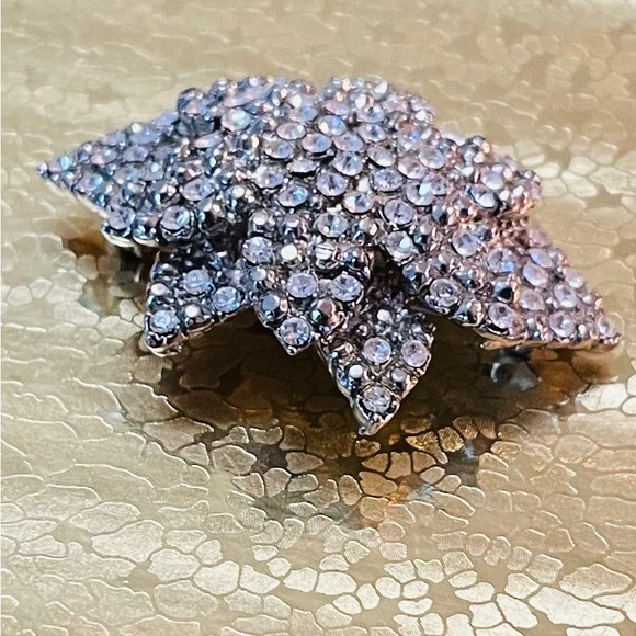 Vintage silverplated Pave set rhinestone dimensional Leaf brooch NWT.nice!! - Picture 8 of 8